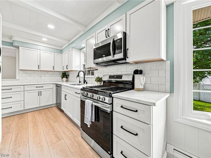 13687 Carlton Street, Burton, OH 44021 Photo 3