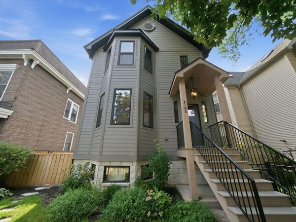 2106 N Campbell Avenue , Chicago, IL 60647