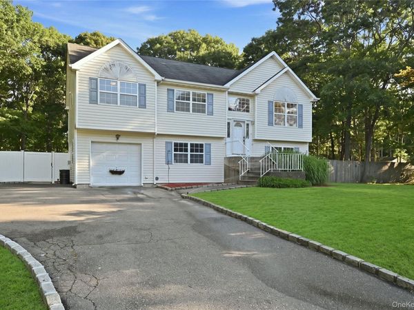 3 Mulligan Drive, Medford, NY 11763