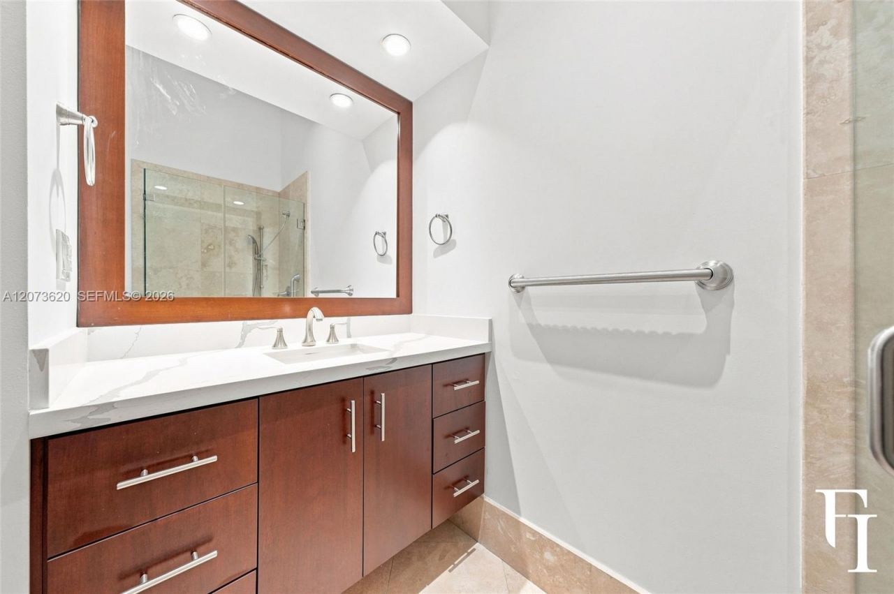 60 Edgewater Dr , Unit East, Coral Gables, FL 33133 Photo