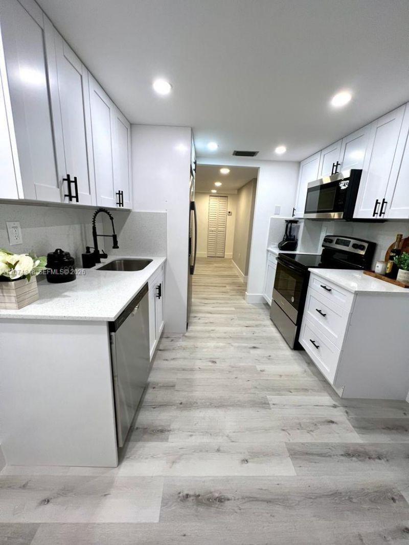 8530 Byron Ave , Unit 402, Miami Beach, FL 33141 Photo