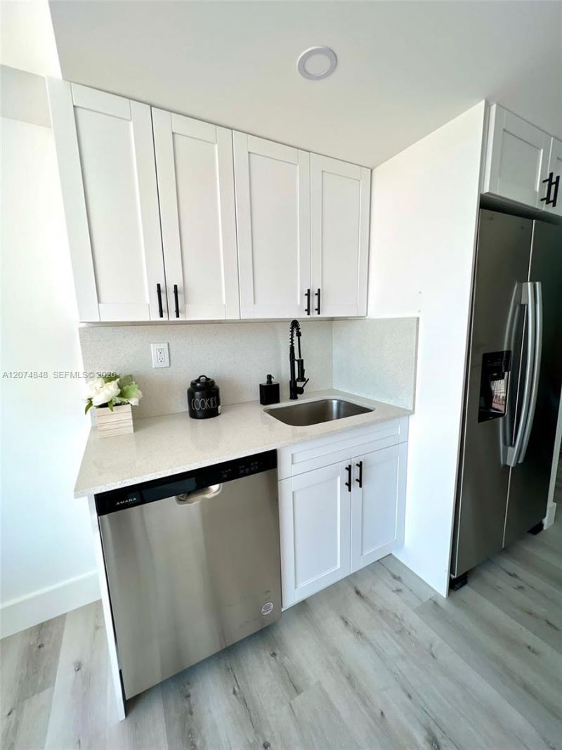 8530 Byron Ave , Unit 402, Miami Beach, FL 33141 Photo