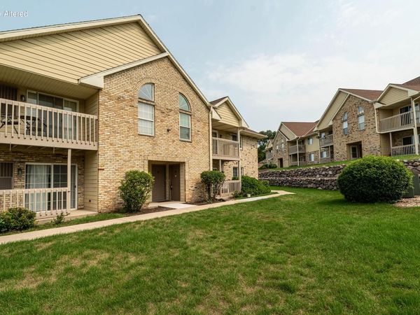 4887 Easy STREET, Unit 16, Hartland, WI 53029