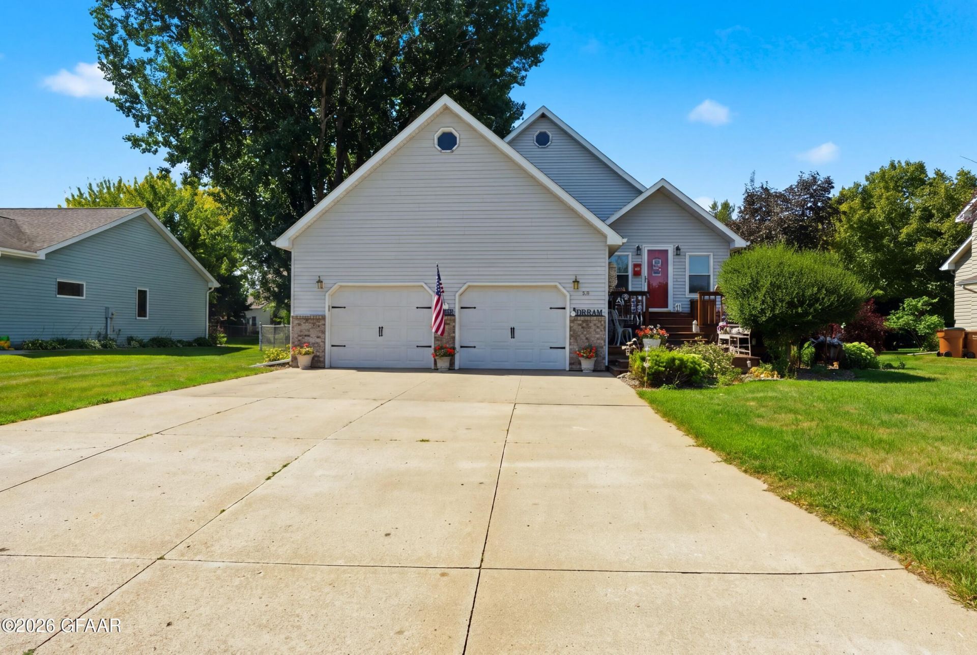 818 17th Avenue Se, East Grand Forks, MN 56721 Main Photo