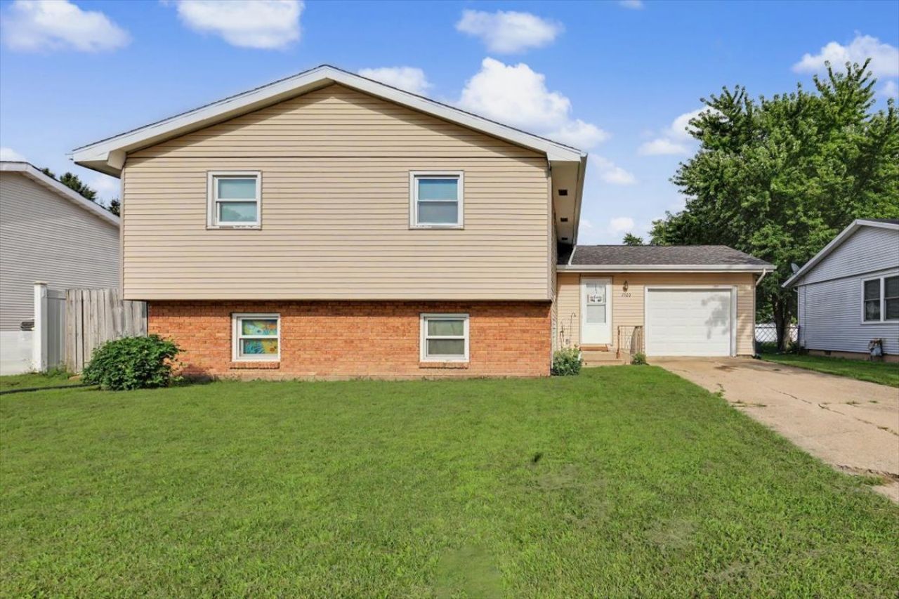 1300 N Motorola Drive, Pontiac, IL 61764 Main Photo