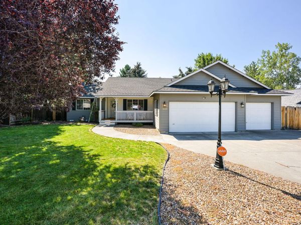 1622 NW Spruce Avenue, Redmond, OR 97756
