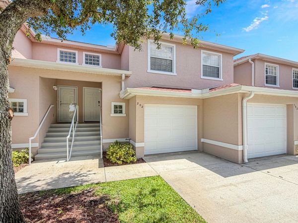 295 Grand Royale Circle, Unit 202, Vero Beach, FL 32962