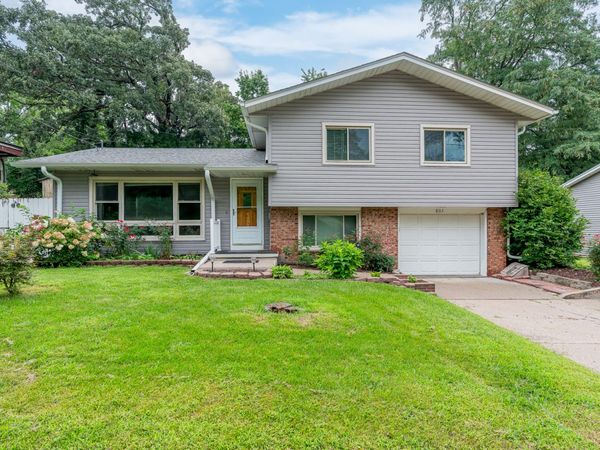 803 16th Street , Bettendorf, IA 52722