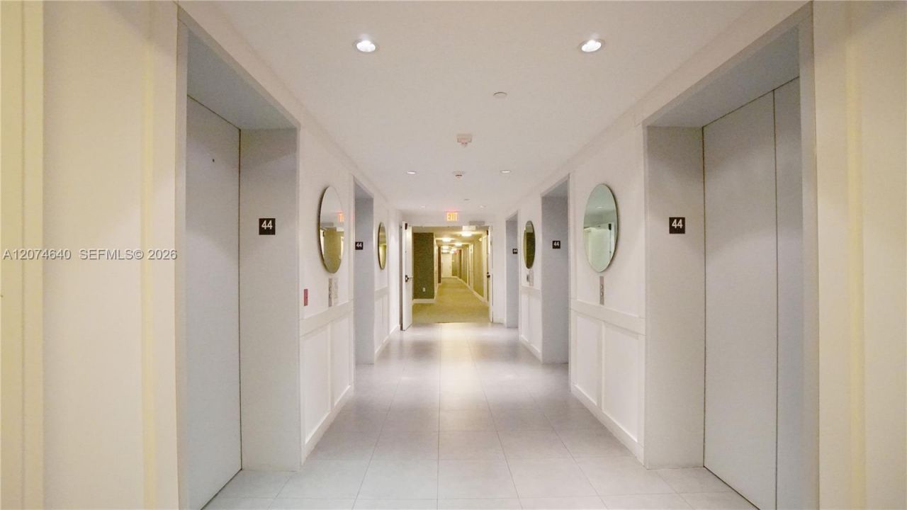 90 SW 3rd St , Unit 4406, Miami, FL 33130 Photo