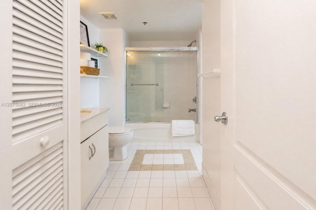 1200 Brickell Bay Dr, Unit 3207, Miami, FL 33131 Photo