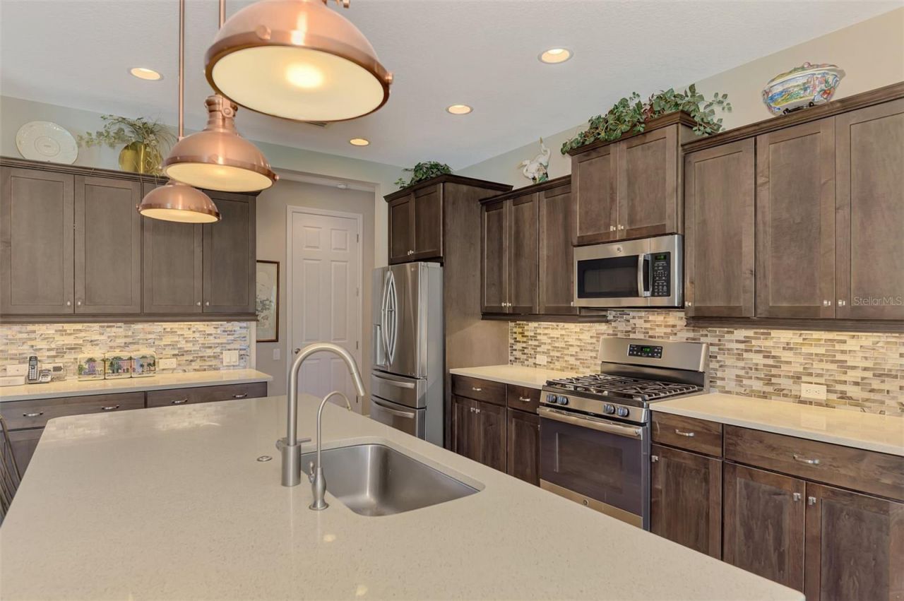 708 Rosemary Circle , Bradenton, FL 34212 Photo