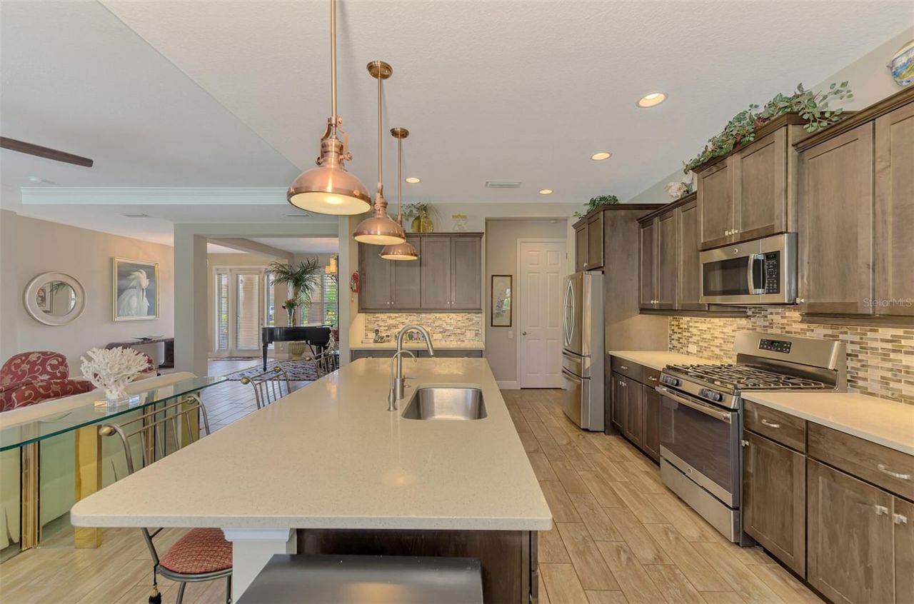 708 Rosemary Circle , Bradenton, FL 34212 Photo