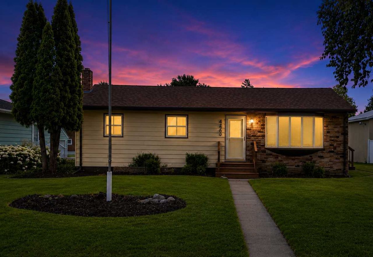 446 Maple Avenue S, Thief River Falls, MN 56701 Main Photo