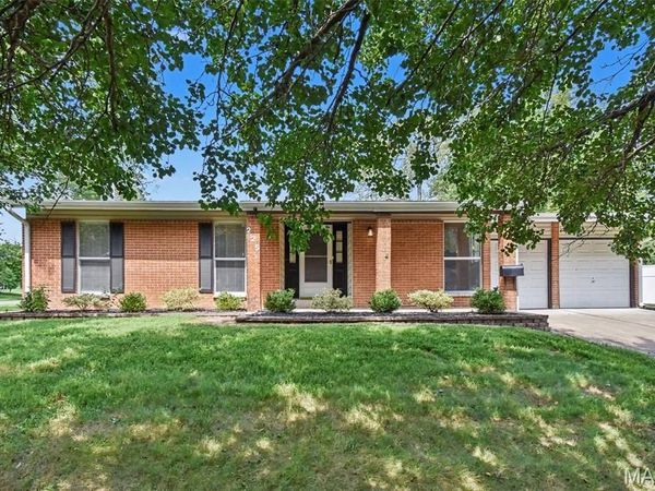 225 Mohican Lane , Florissant, MO 63033