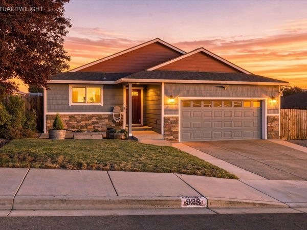 928 Stonewater Drive, Eagle Point, OR 97524