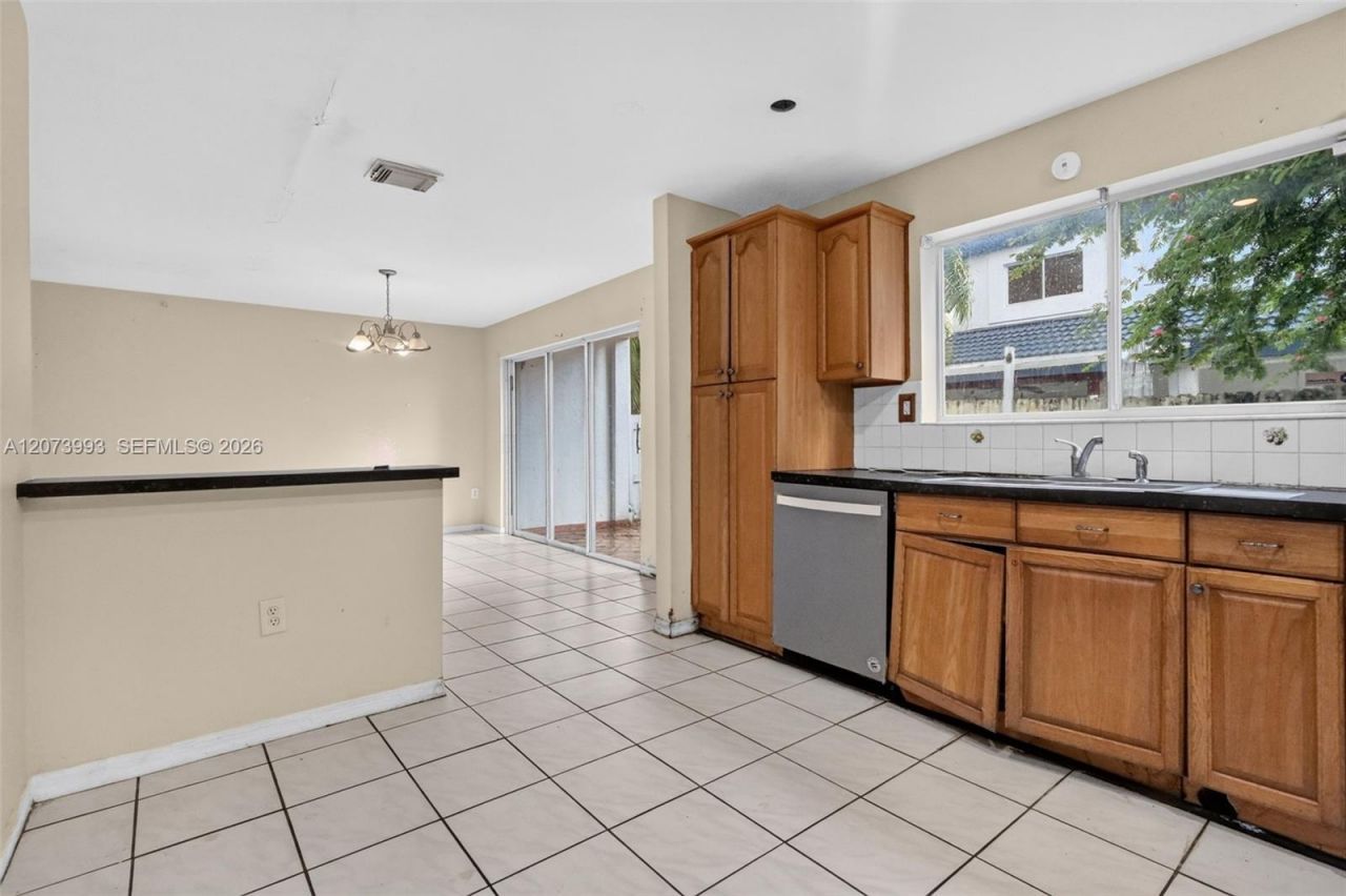 253 NE 211th Ter , Miami, FL 33179 Photo