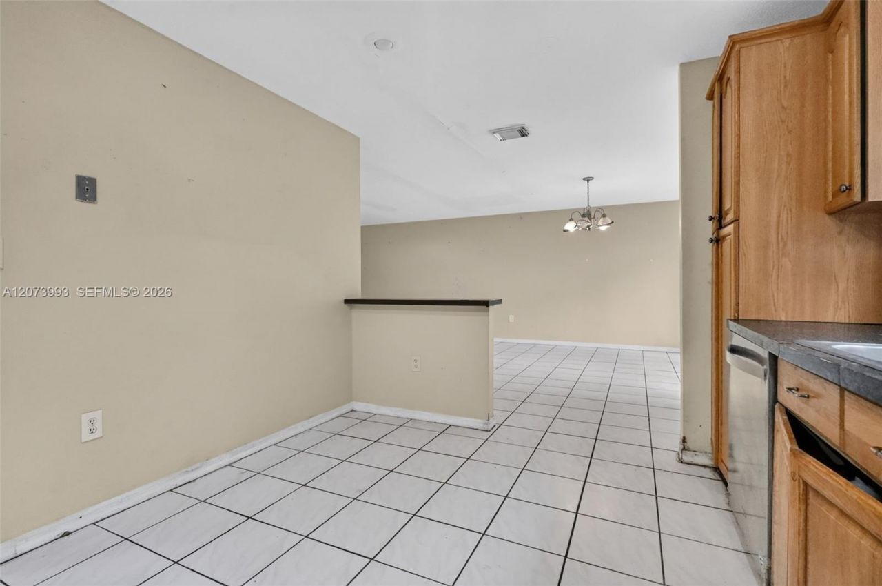 253 NE 211th Ter , Miami, FL 33179 Photo