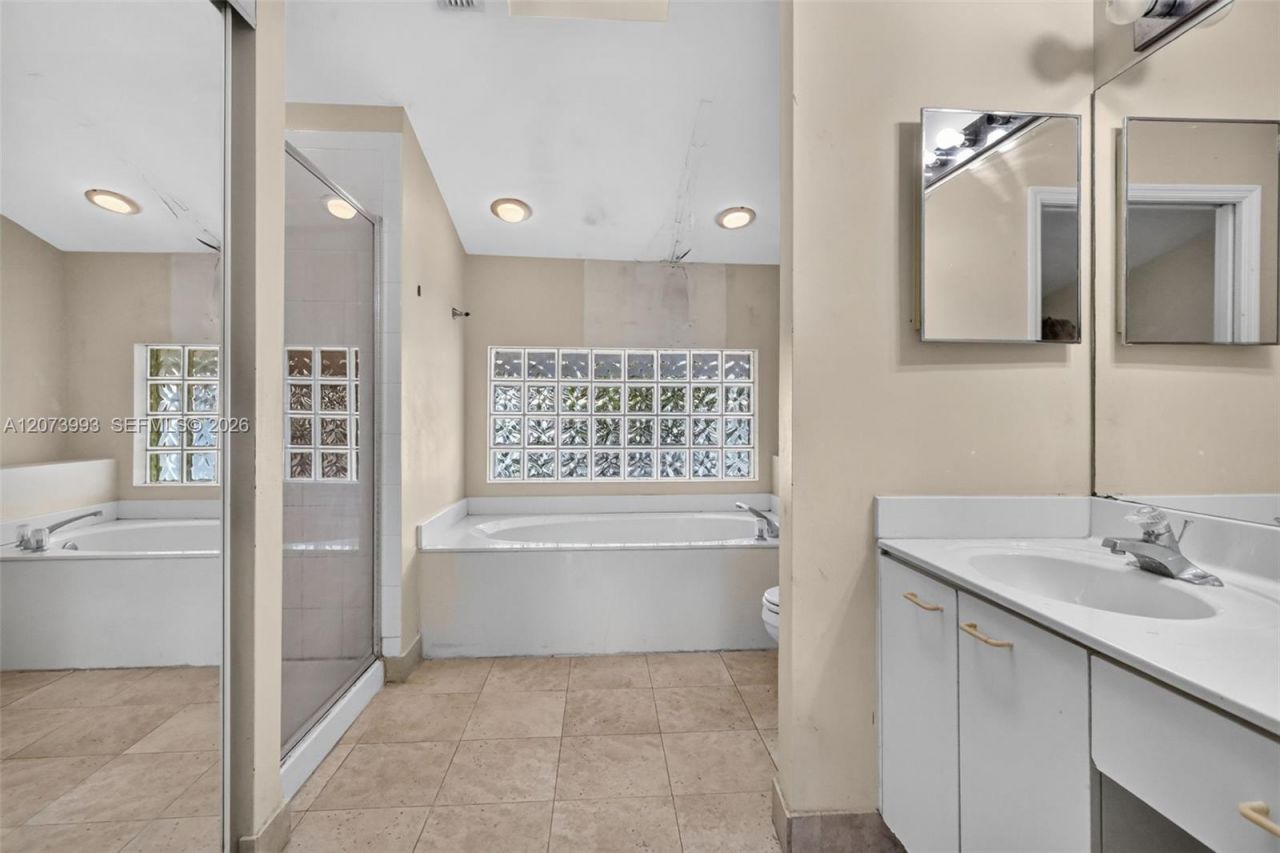 253 NE 211th Ter , Miami, FL 33179 Photo