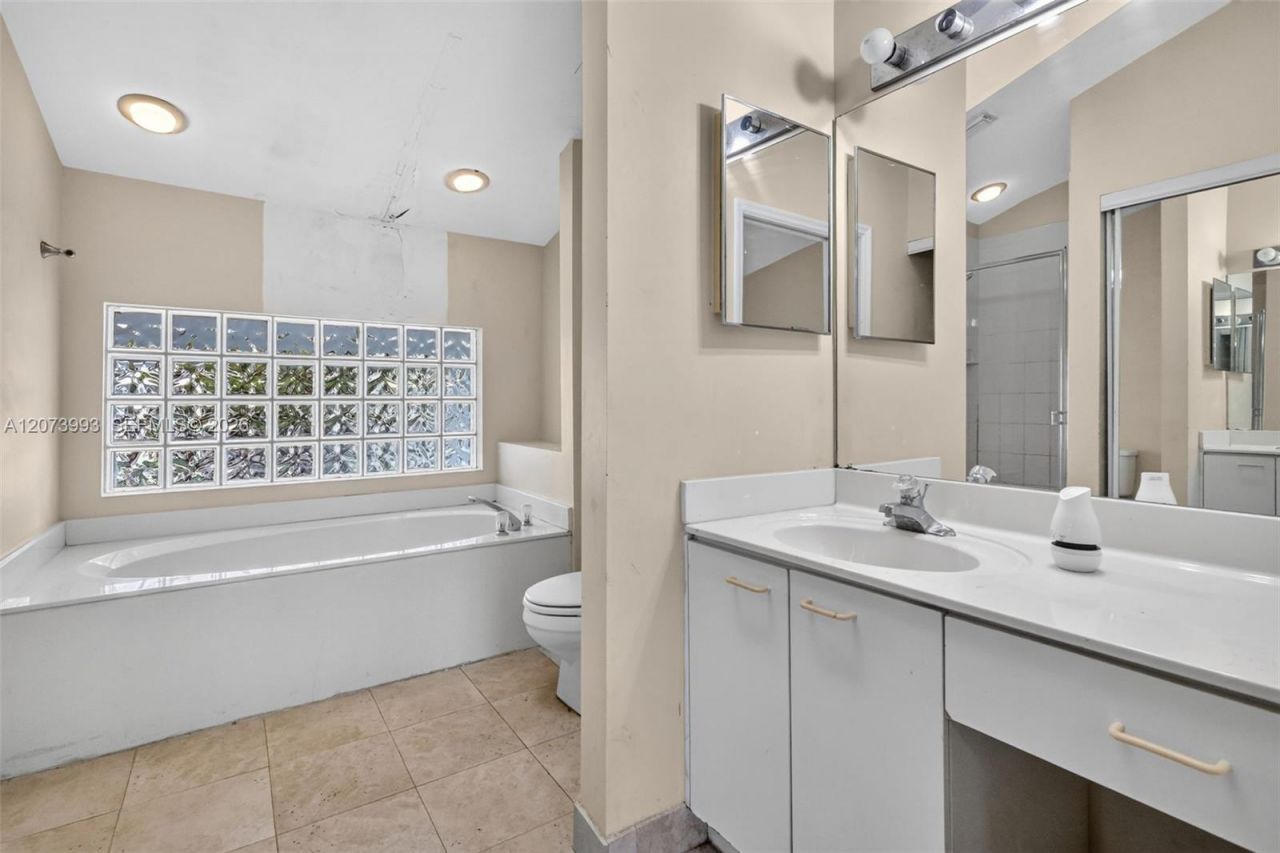 253 NE 211th Ter , Miami, FL 33179 Photo