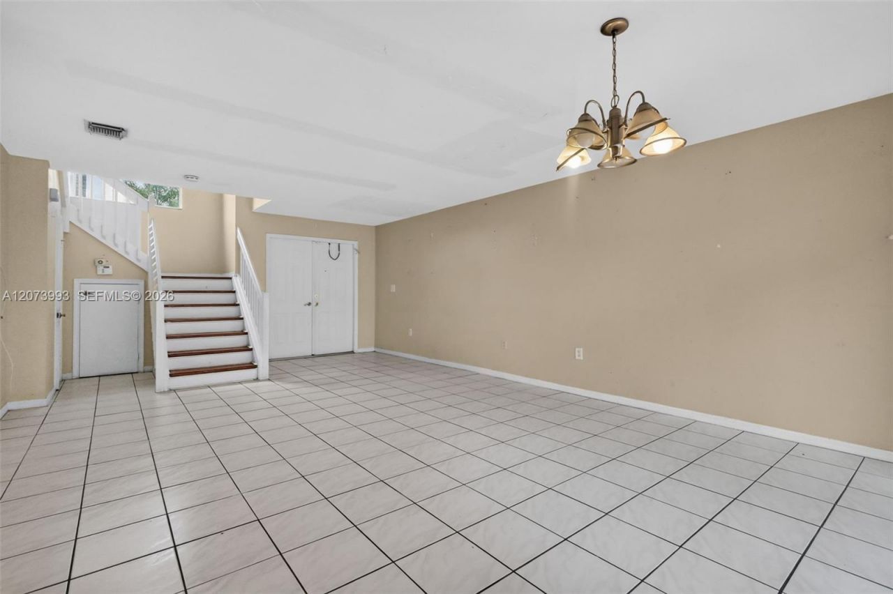 253 NE 211th Ter , Miami, FL 33179 Photo