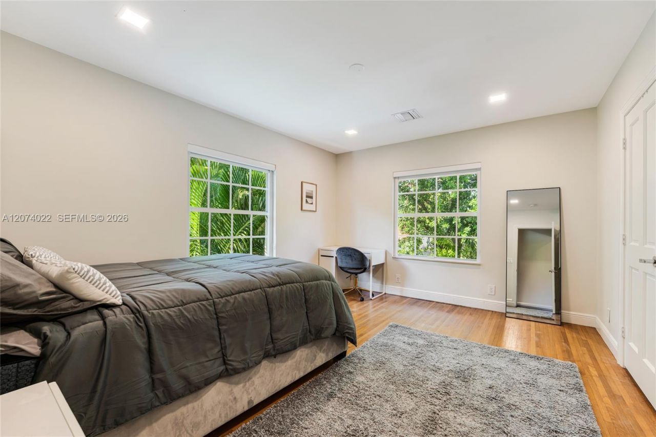 140 N Hibiscus Dr , Miami Beach, FL 33139 Photo