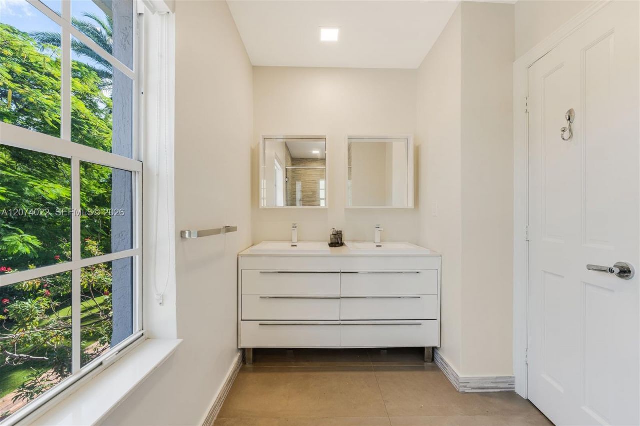 140 N Hibiscus Dr , Miami Beach, FL 33139 Photo