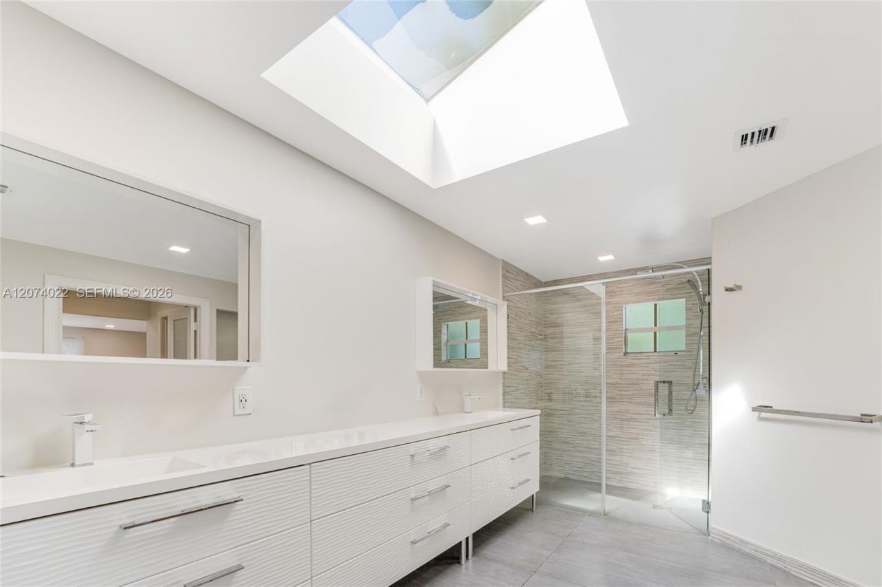 140 N Hibiscus Dr , Miami Beach, FL 33139 Photo