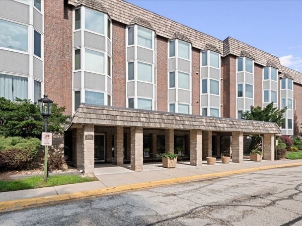 300 THAMES Parkway , Unit 3F, Park Ridge, IL 60068