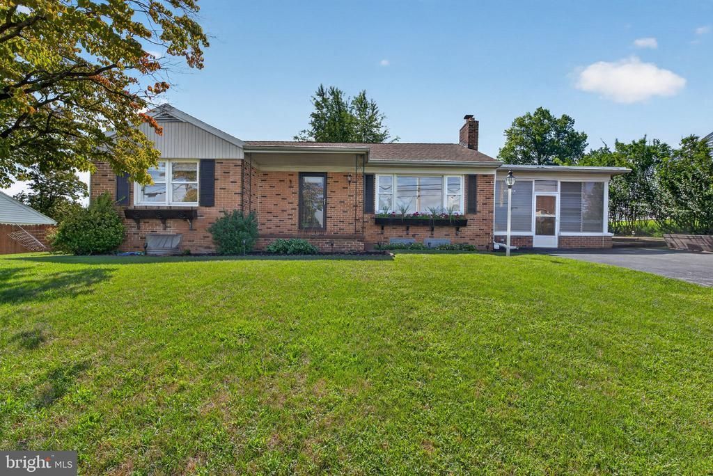 570 MANOR ROAD, WINDSOR, PA 17366