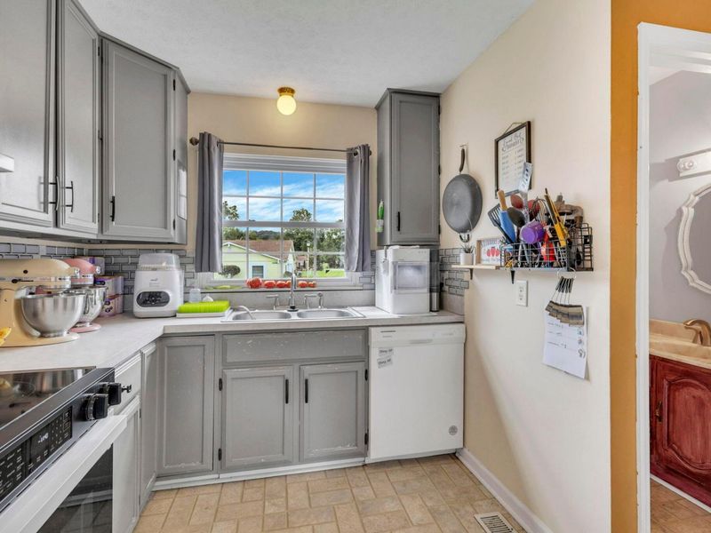 413 Williamsburg Lane NW, Unit E, Lancaster, OH 43130 Photo 8