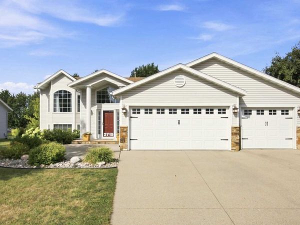 2715 32nd Street S, Fargo, ND 58103