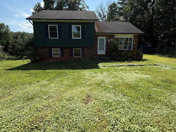 3695 Commanche Court , Lenoir, NC 28645