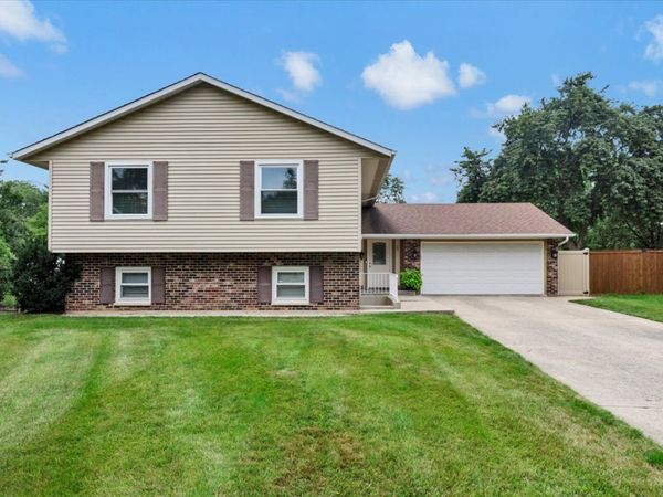 27 Spring Valley Lane , Streamwood, IL 60107