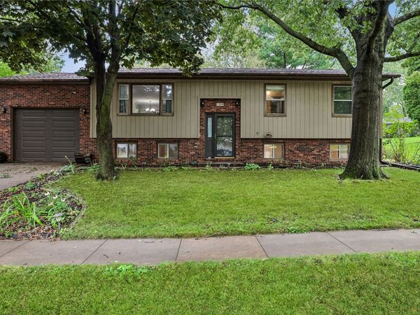 109 Oberlin Street , Iowa City, IA 52245