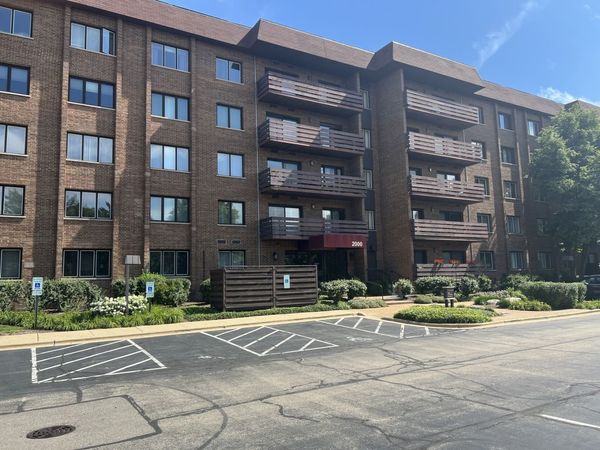 2000 Chestnut Avenue , Unit 207, Glenview, IL 60025