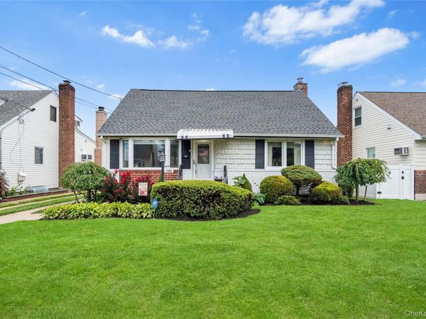 110 Barwick Boulevard , Mineola, NY 11501