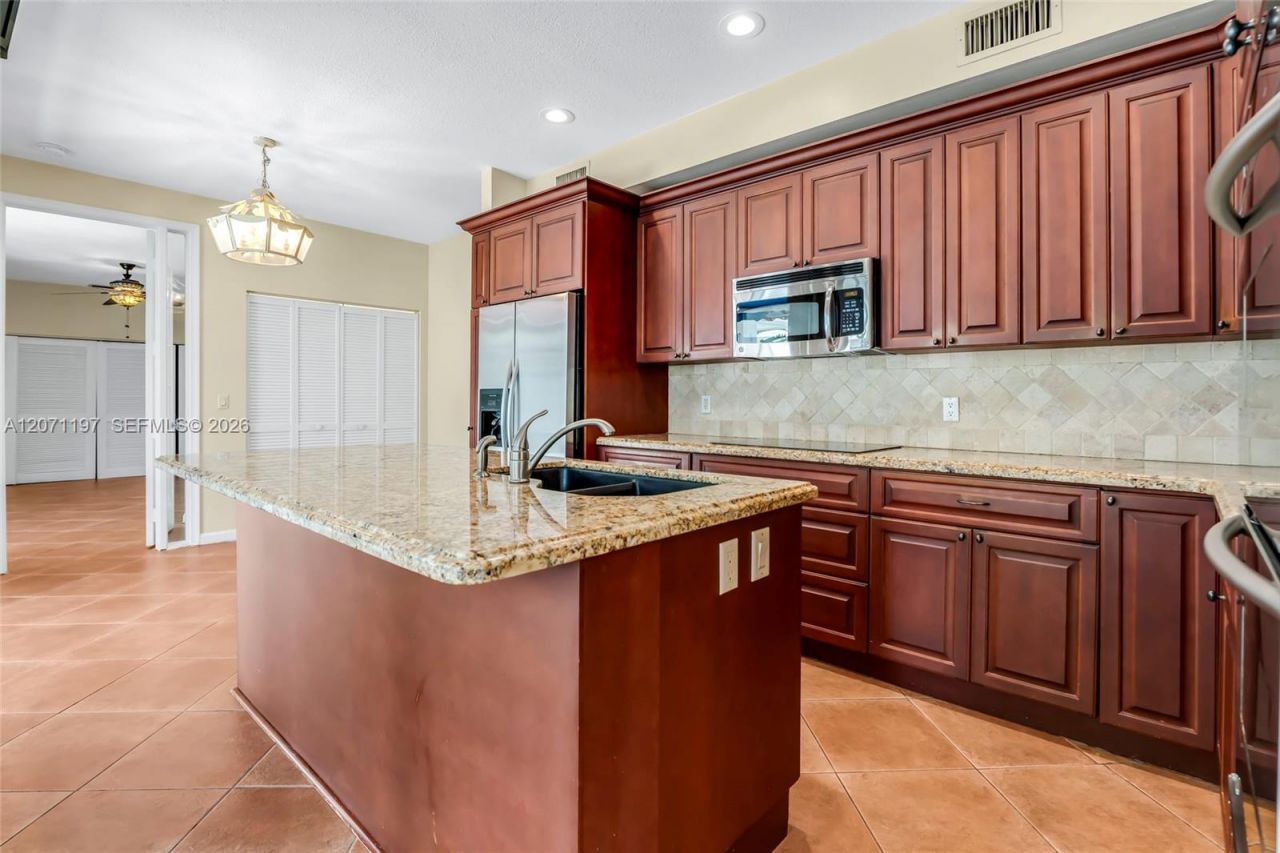 1051 W Bel Aire Dr W , Pembroke Pines, FL 33027 Photo