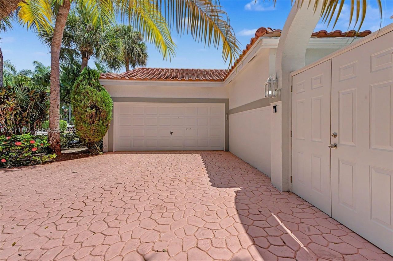 1051 W Bel Aire Dr W , Pembroke Pines, FL 33027 Photo