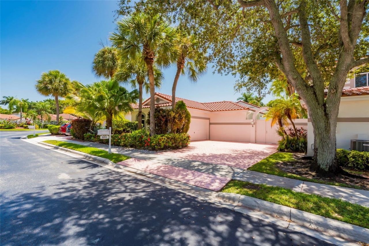1051 W Bel Aire Dr W , Pembroke Pines, FL 33027 Photo