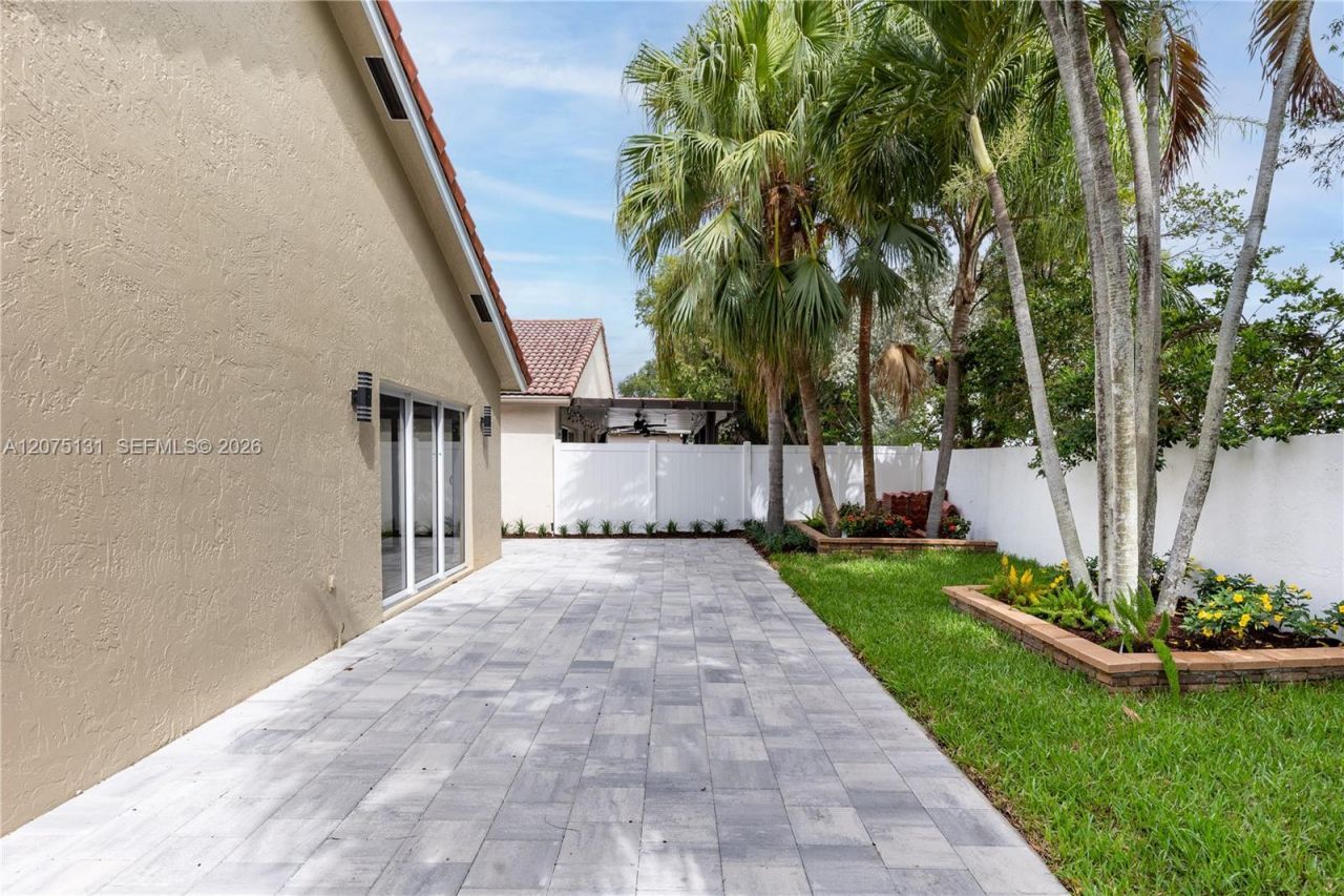 46 Gables Blvd , Weston, FL 33326 Photo