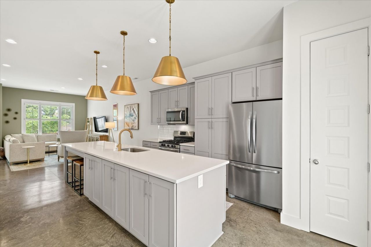 678 James Ave, Nashville, TN 37209 Main Photo