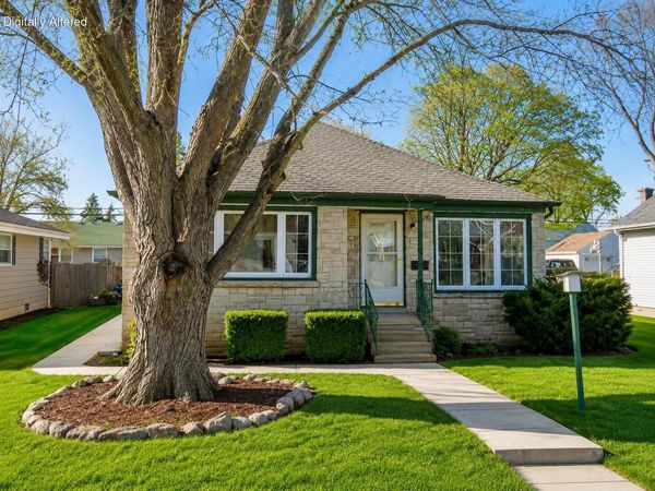 5555 N Mohawk AVENUE, Glendale, WI 53217