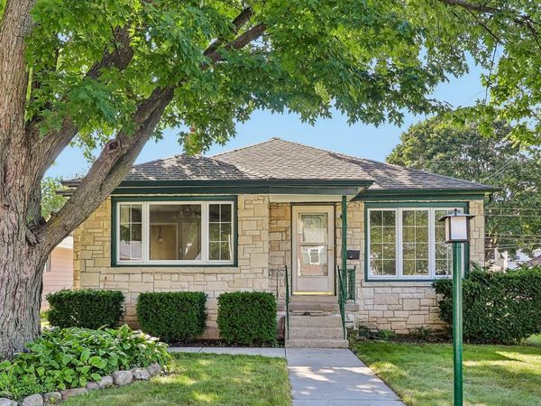 5555 N Mohawk AVENUE, Glendale, WI 53217