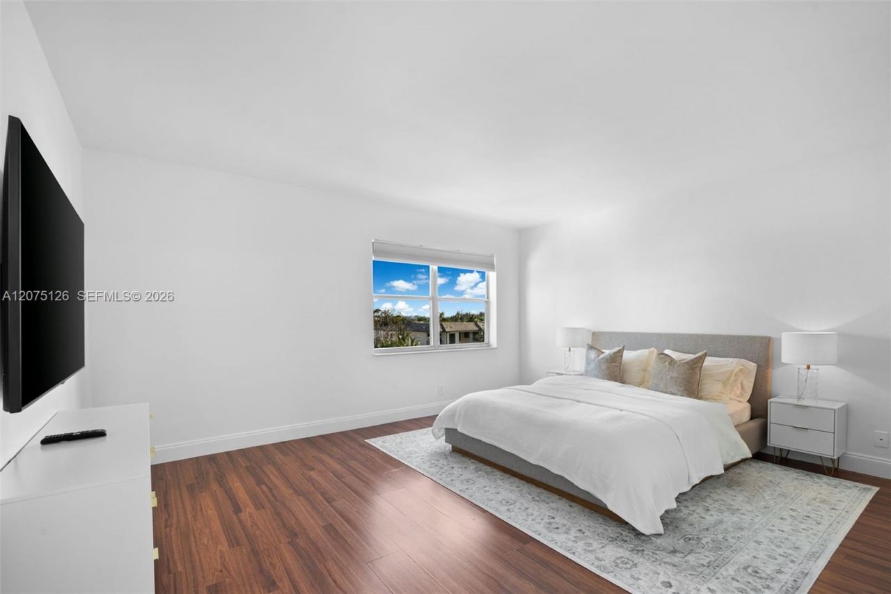 401 Golden Isles Dr , Unit 406, Hallandale Beach, FL 33009 Photo