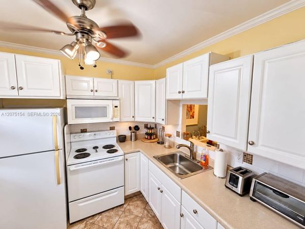 5181 W Oakland Park Blvd, Unit 204, Lauderdale Lakes, FL 33313