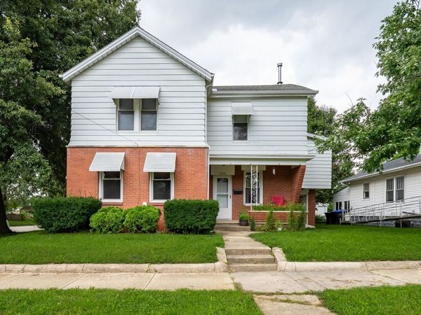 1313 W Chestnut Street , Bloomington, IL 61701