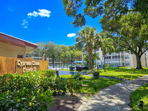 2650 NW 49th Avenue, Unit 318, Lauderdale Lakes, FL 33313