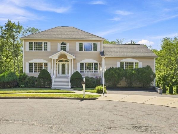 9 Sullivan Cir, Stoneham, MA 02180