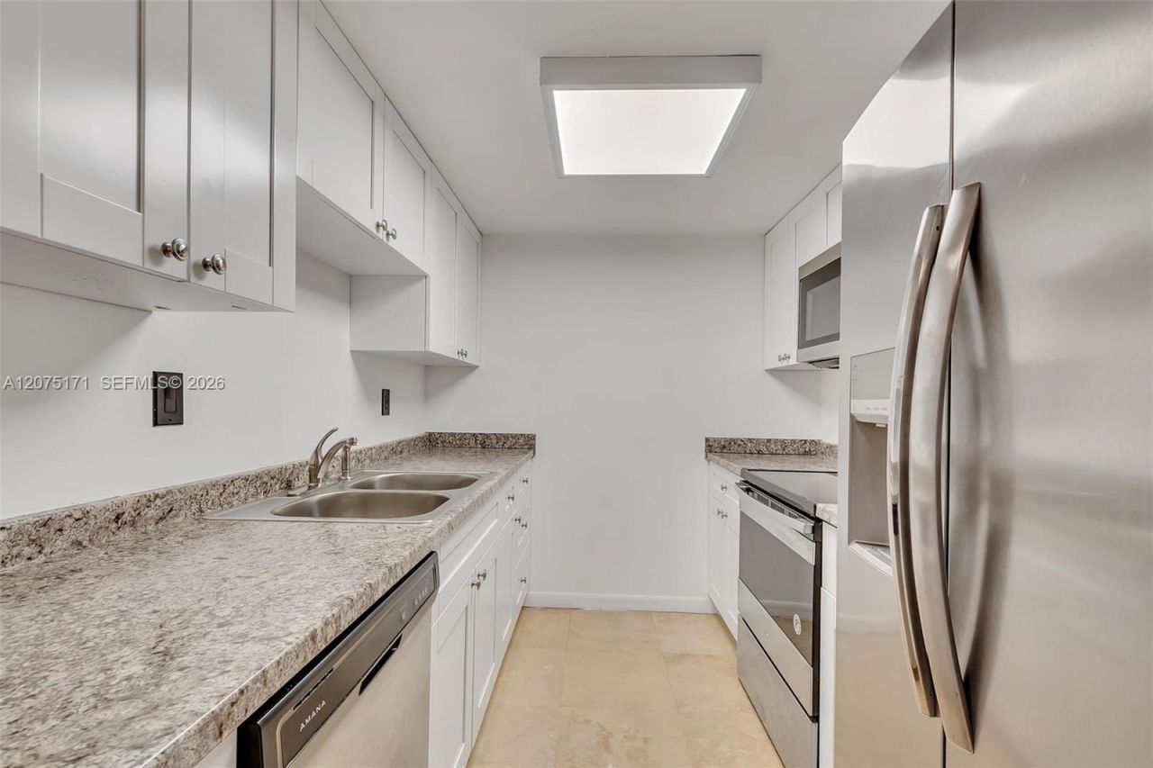 2560 S Tigertail Ave , Unit 10, Miami, FL 33133 Photo