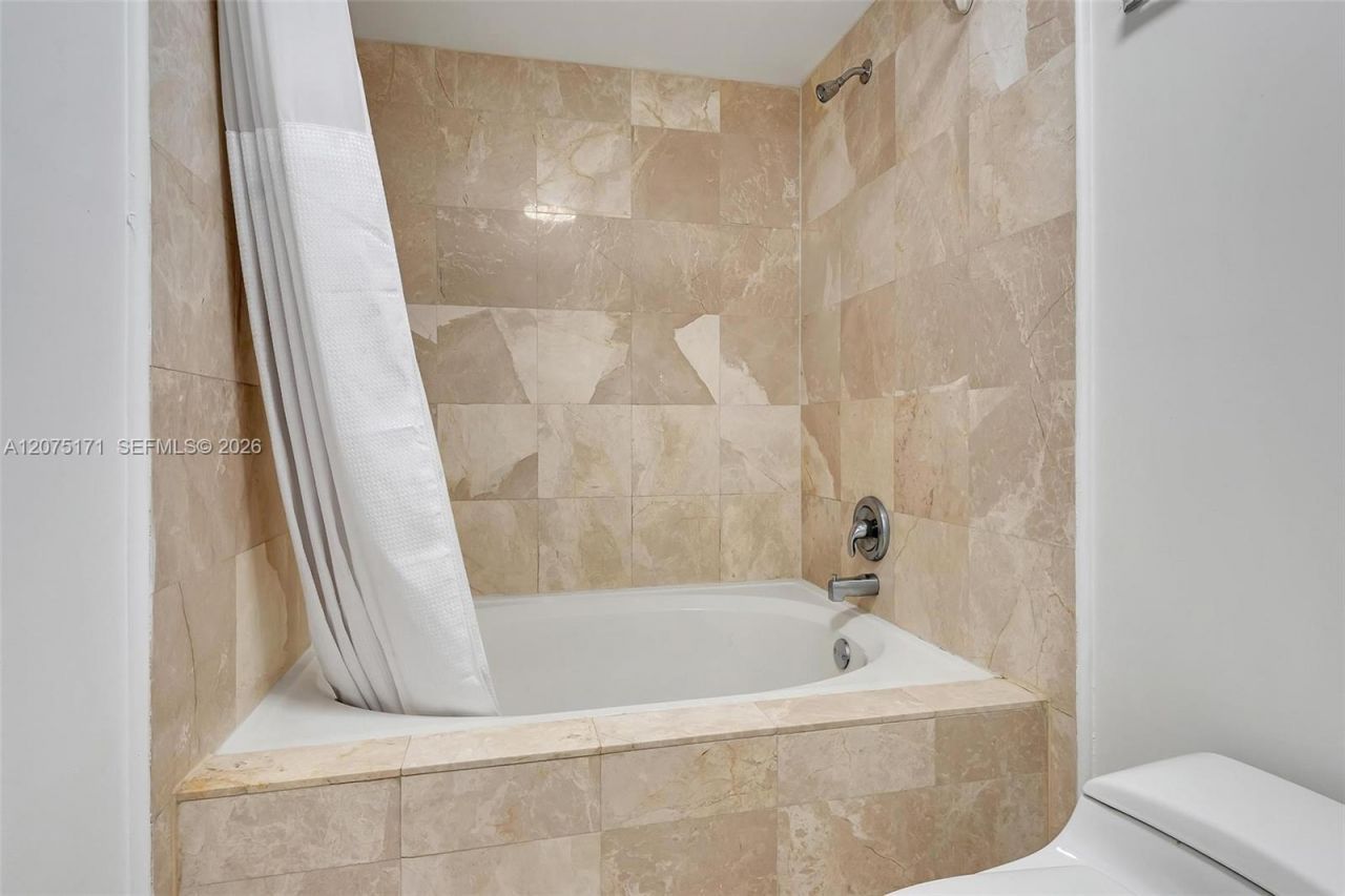 2560 S Tigertail Ave , Unit 10, Miami, FL 33133 Photo